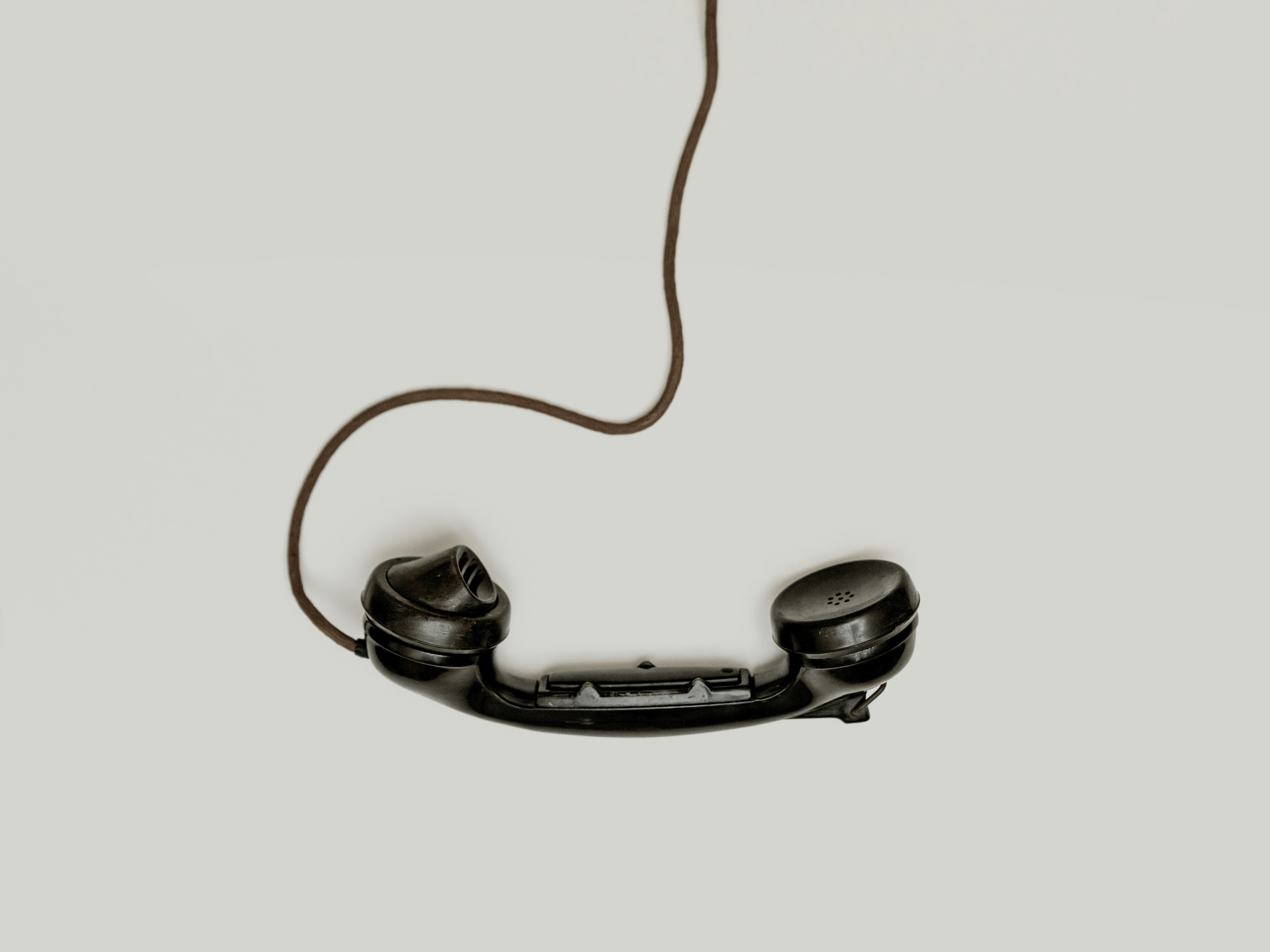 Telephone reciever photo by Alexander Andrews on Unsplash
